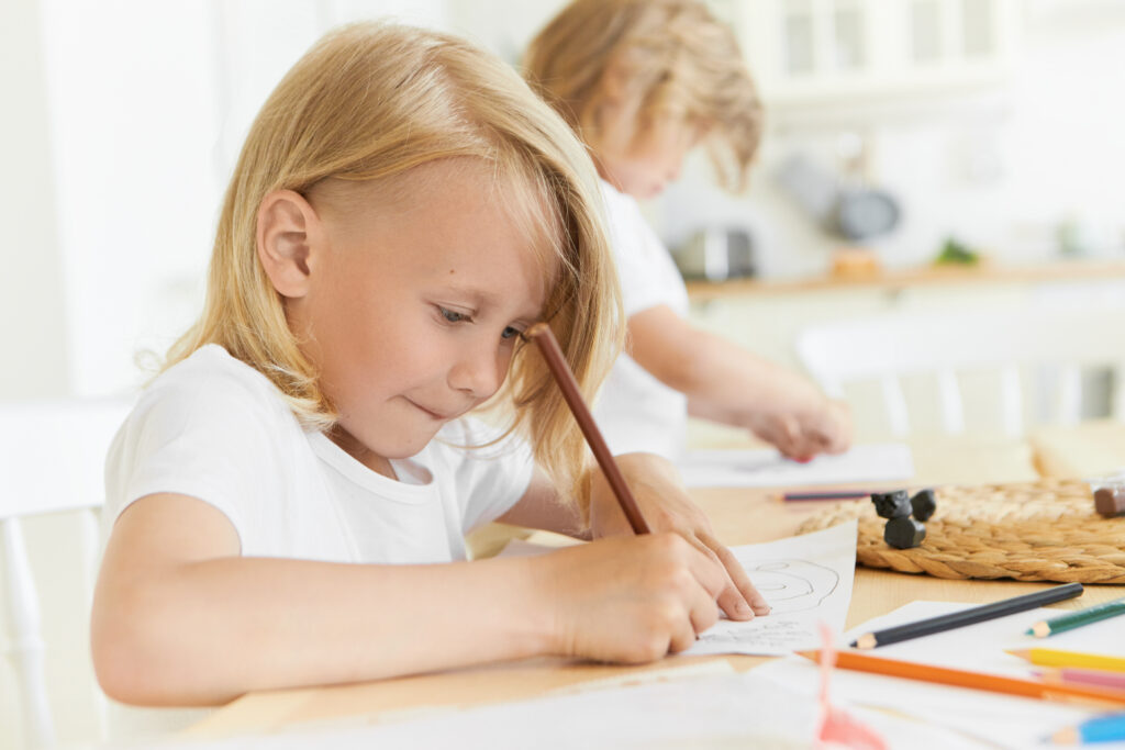 Trattamento-di-bambini-bambine-ragazzi-ragazze-con-disturbi-dispettro-acustico-disabilità-intellettive-disturbo-coordinazione-motoria-deficit-attenzione-e-iperattività-disturbi-apprendimento-acufeni-a-fiuggi-fr-frosinone-fiuggi-città-fiuggi-fonte-fiuggi-terme-trattamento-di-problematiche-nei-bambini-e-adulti-legati-al-mondo-logopedico-logopedia-emilia-capparelli